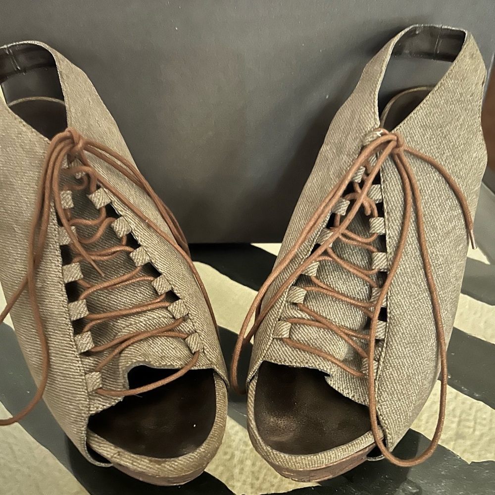 Just fabulous lace up heel shoe.